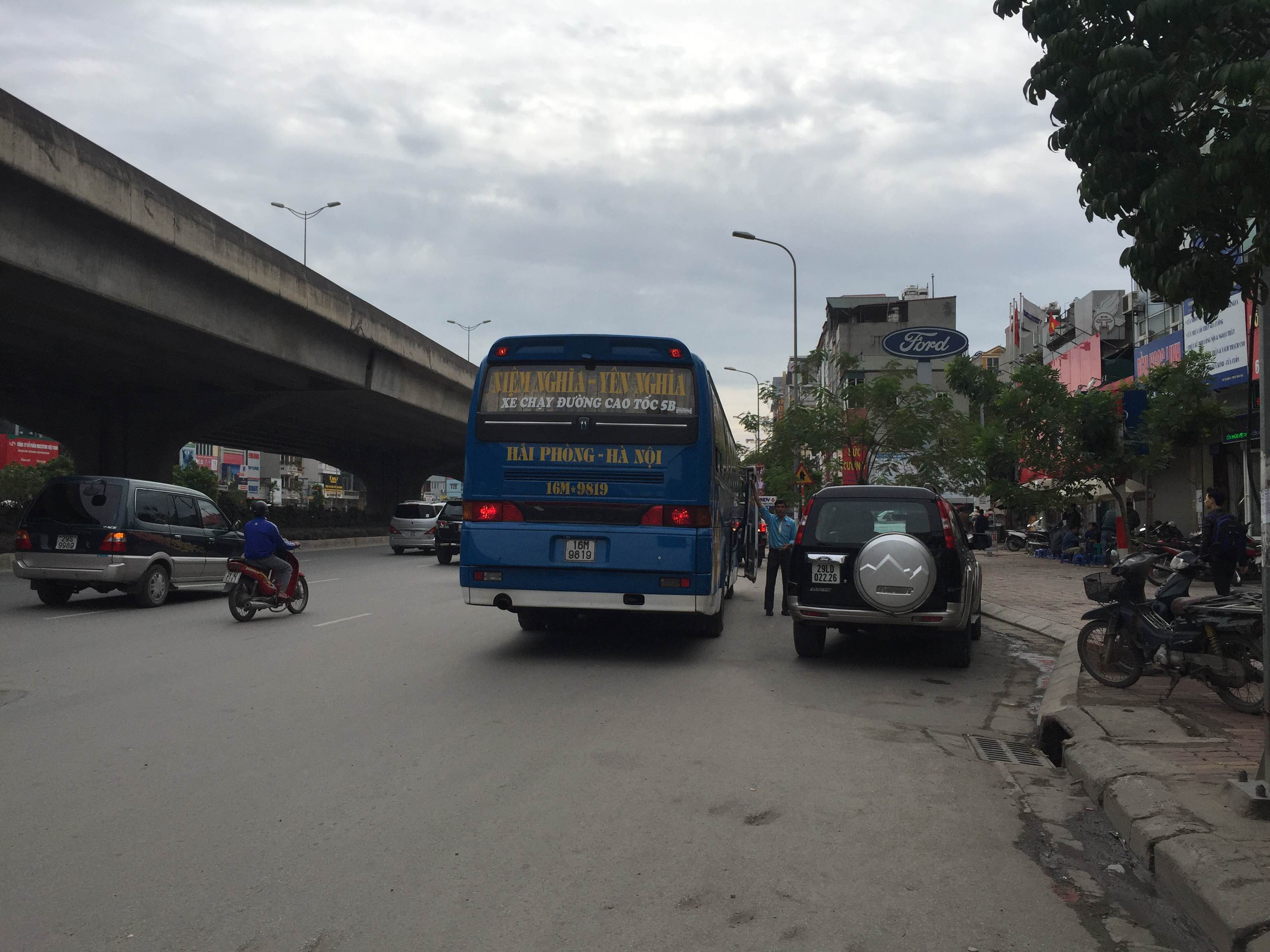 “Bến cóc”, “xe dù”  ngang nhiên hoạt động