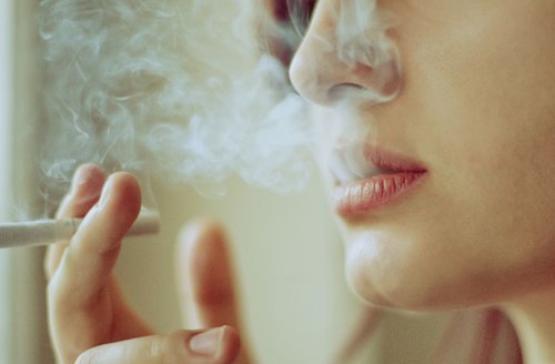 Phụ nữ hút thuốc dễ xuất huyết não