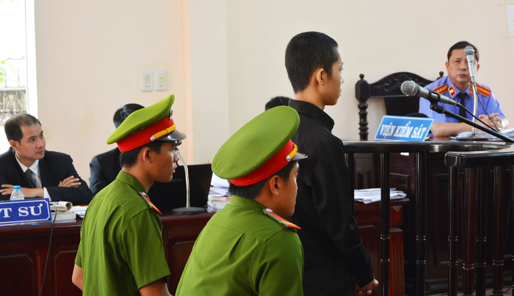 Giảm án cho thiếu niên tạt axit vào đoàn cưỡng chế