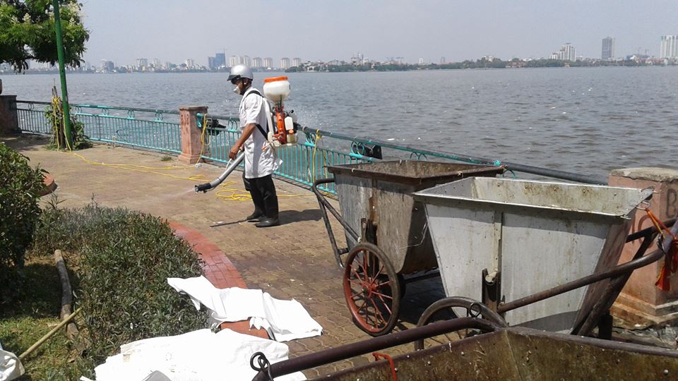 
Phun thuốc diệt khuẩn xử l&yacute; m&ocirc;i trường quanh Hồ T&acirc;y
