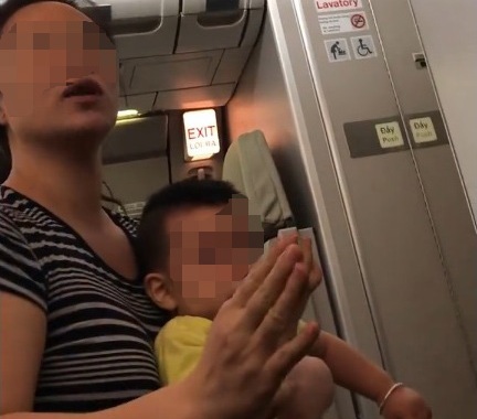 Vietnam Airlines nói về việc bà mẹ làm loạn trên máy bay