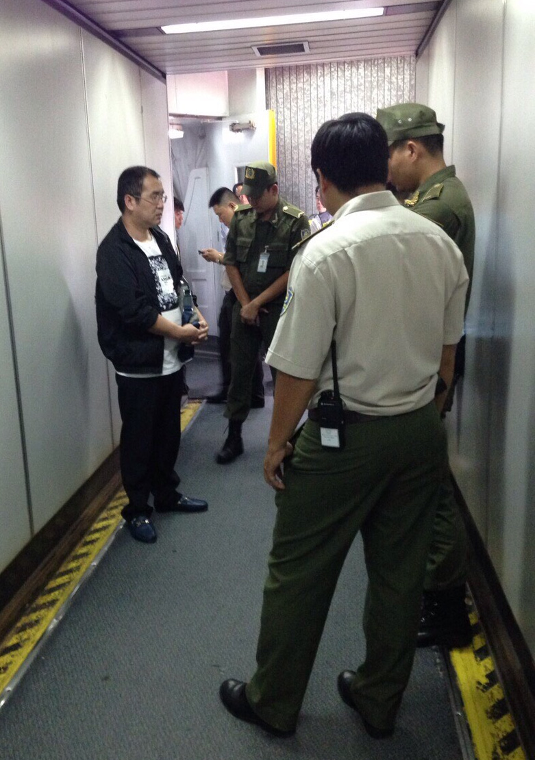 
Cơ quan chức năng s&acirc;n bay T&acirc;n Sơn Nhất l&agrave;m c&aacute;c thủ tục tạm giữ h&agrave;nh kh&aacute;ch Li Jun ăn cắp tr&ecirc;n chuyến bay VN 278 - Ảnh: Ngọc Bảo
