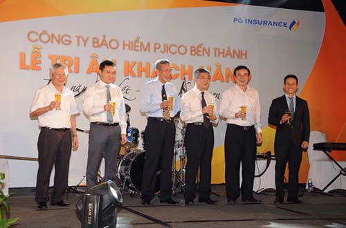 Đại diện Lãnh đạo Tổng Công ty PJICO, PJICO Bến Thành và khách hàng thân thiết chúc mừng PJICO Bến Thành 10 năm ngày thành lập