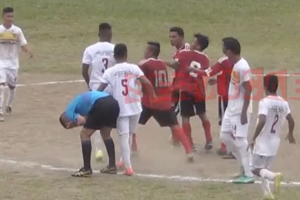 Bị thẻ đỏ oan, cầu thủ đấm gục trọng tài