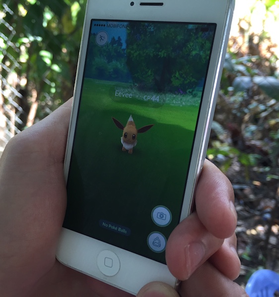 Mải “săn” Pokemon, 3 cô gái quên trả tiền cơm