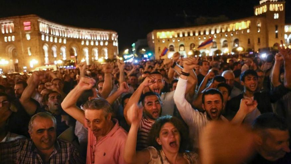 Armenia: Kẻ chiếm đồn cảnh sát suốt 1 tuần đầu hàng