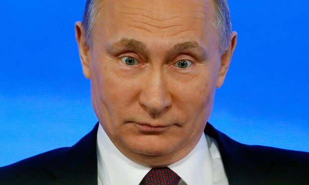 &Ocirc;ng Putin phản ứng trước một c&acirc;u hỏi. Ảnh: EPA