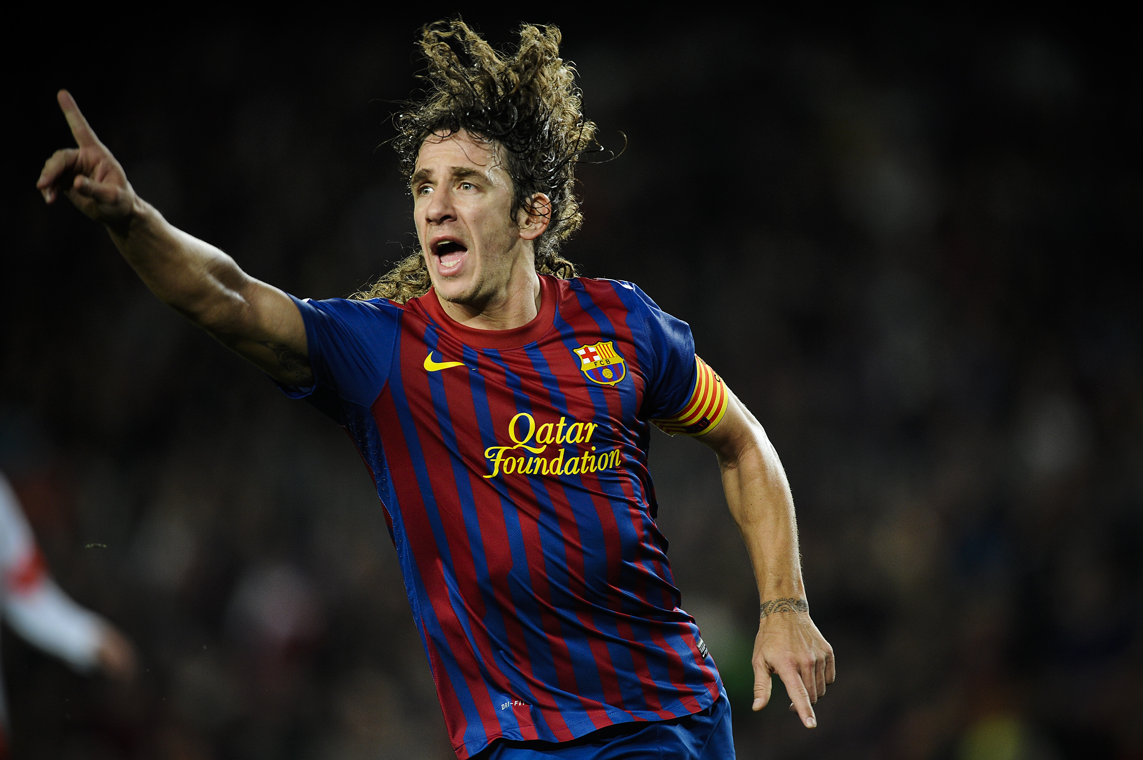 Gullit và Puyol mang Cúp Champions League đến Việt Nam