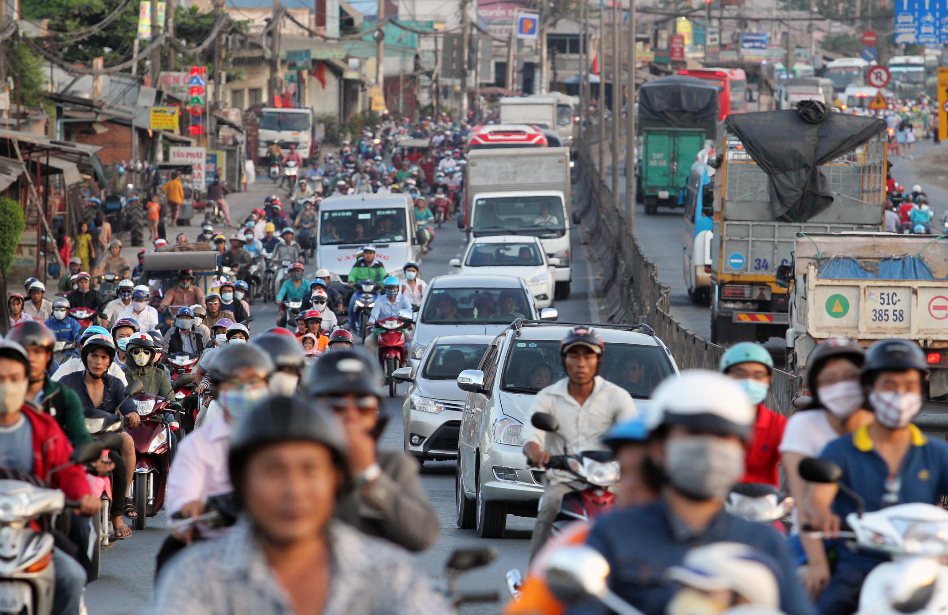 "Biển người" phờ phạc đổ về TP HCM sau lễ