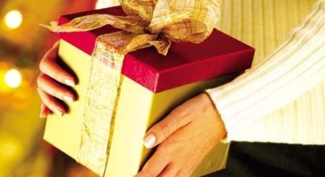 Lấy tiền công để “quà cáp” lẫn nhau