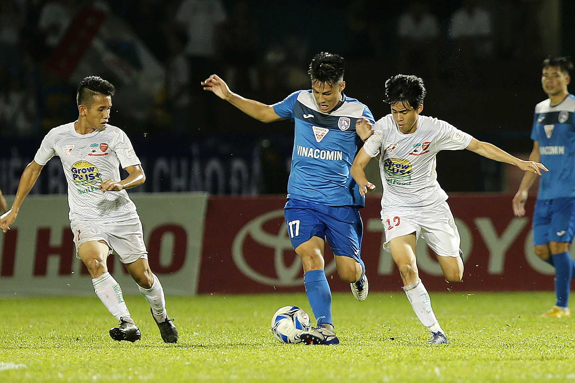 Xem pha phối hợp suýt thành bàn "ảo diệu" của HAGL