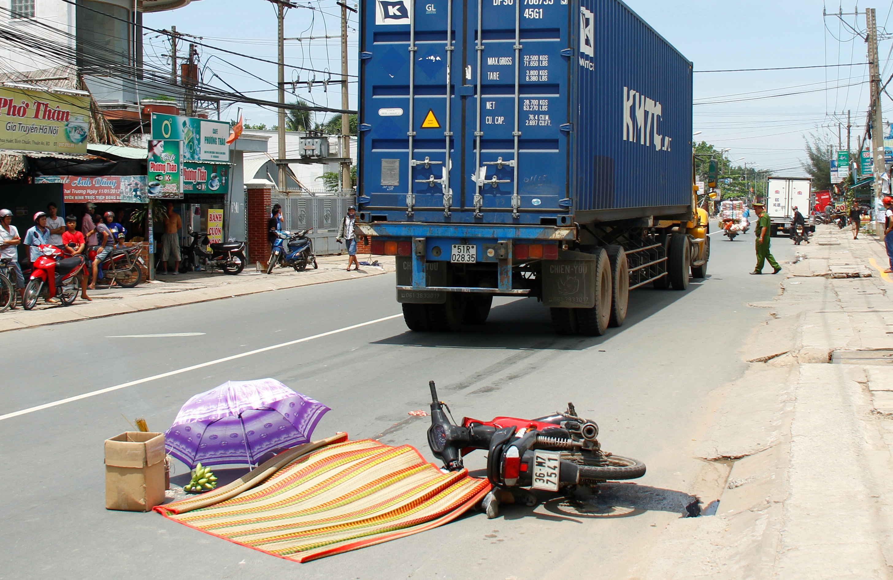 Xe container lại cán chết người ở Bình Dương