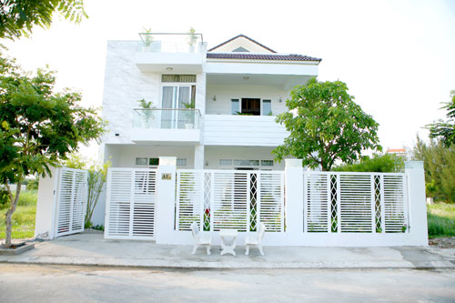 Ngắm biệt thự triệu đô trắng muốt của MC Quyền Linh