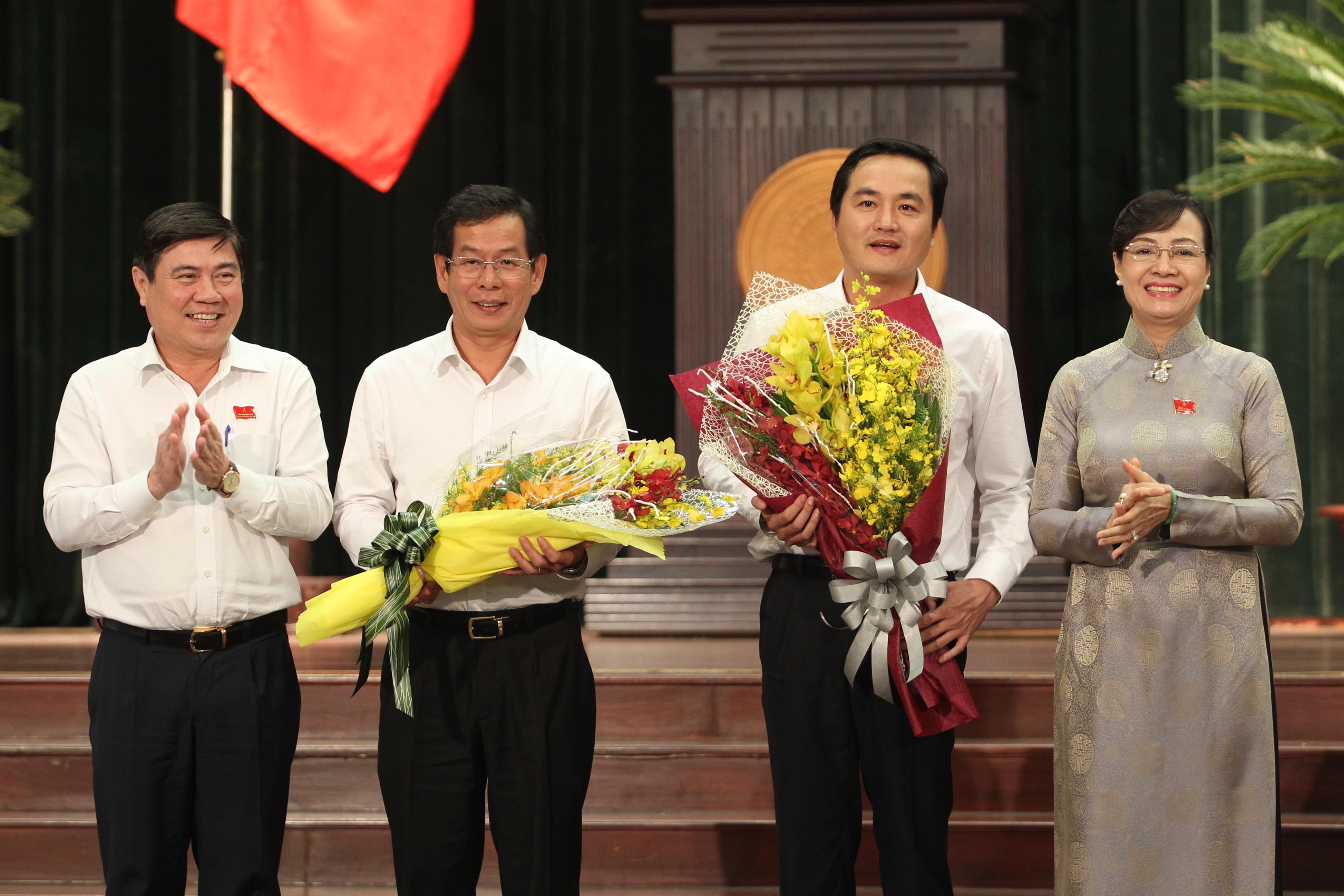 Ông Nguyễn Hữu Việt (thứ 2 từ trái sang) và ông Bùi Tá Hoàng Vũ (thứ 2 từ phải sang) ra mắt HĐND TP
