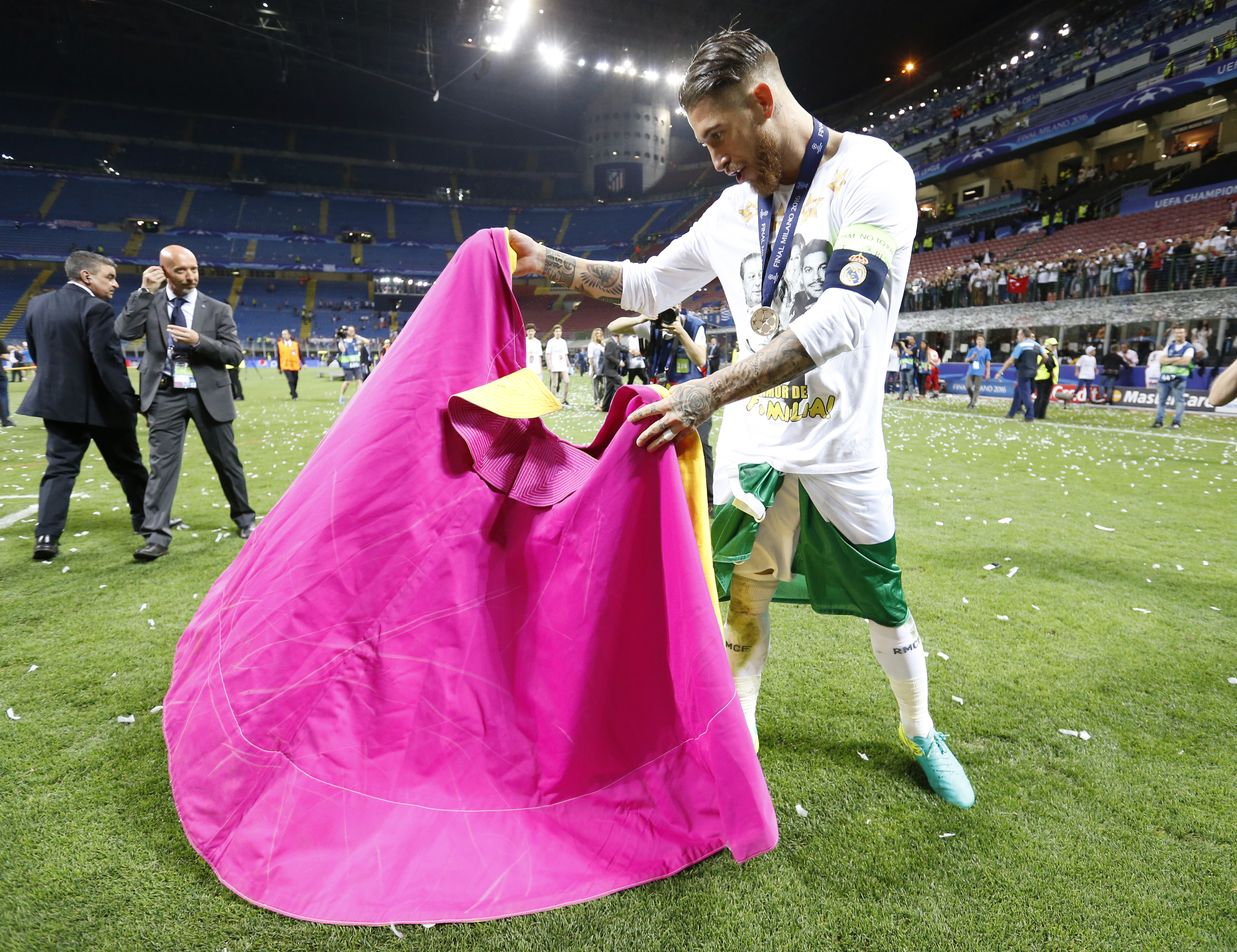 Chùm ảnh hai nửa buồn - vui thành Madrid