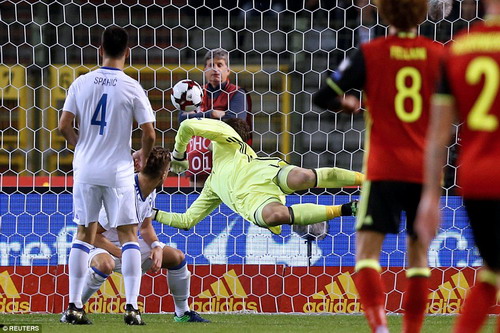 Trung vệ Spahic pha b&oacute;ng v&agrave;o lưới nh&agrave;