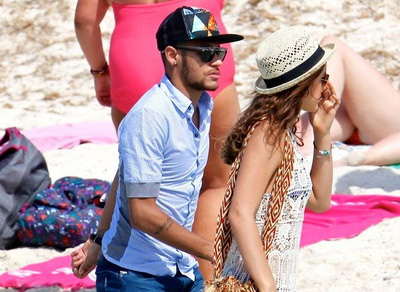 Neymar hẹn hò… tình cũ, chưa vội về Barcelona
