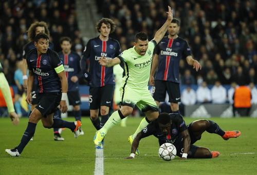 Ibra lập kỷ lục, Man City hòa nghẹt thở ở Paris