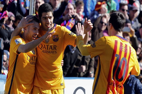 Barcelona lập kỳ tích mới ở La Liga, Real thắng nhọc