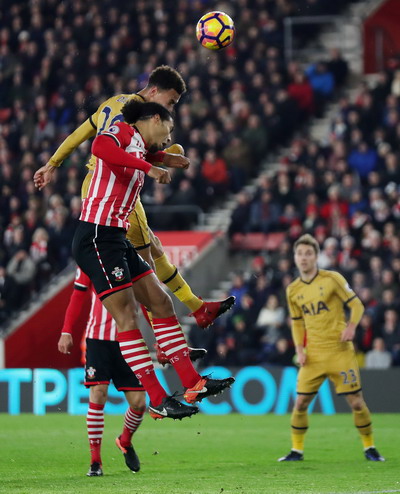 Dele Alli đáp trả bằng pha đánh đầu, san bằng cách biệt