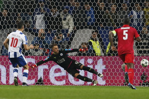 Andre Silva tỏa sáng trong màu áo Porto