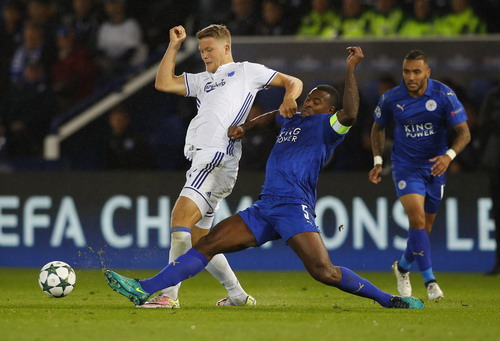 H&agrave;ng thủ Leicester b&igrave;nh thản chống trả những đợt tấn c&ocirc;ng từ đối phương