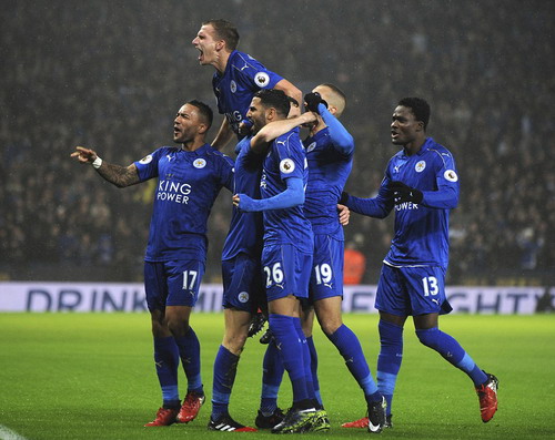 Đồng đội chia vui sau bàn thắng thứ nhì của Andy King (9)