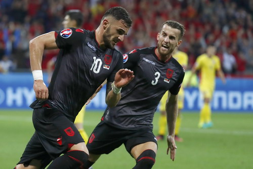 Hạ Romania, Albania giành chiến thắng lịch sử