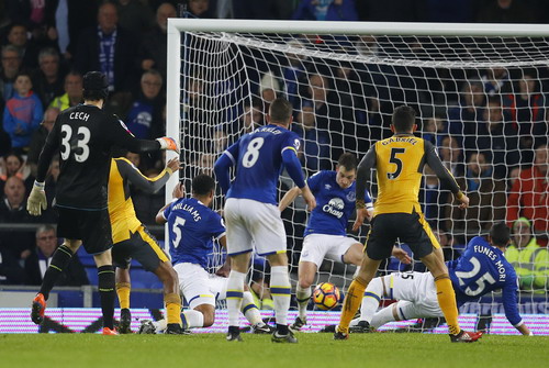 2 cú đánh đầu nhấn chìm tham vọng Arsenal