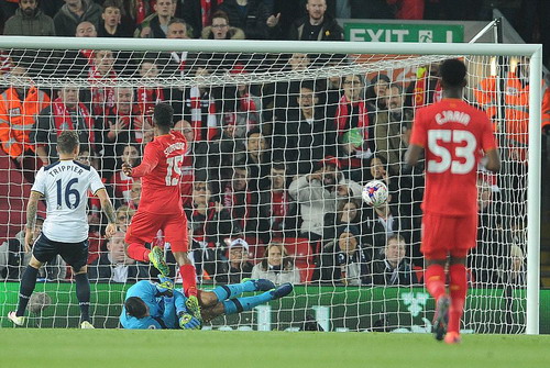 Daniel Sturridge (15) mở tỉ số sớm cho chủ nhà Liverpool