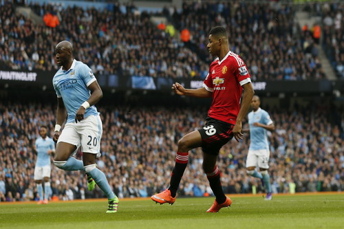 Demichelis sắm vai “tội đồ”, Man City thua sốc M.U
