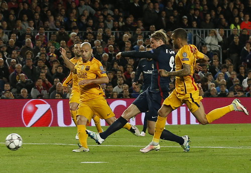 Suarez “giải cứu” Barcelona, Torres thành tội đồ