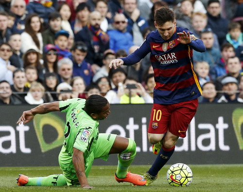 Messi hụt phạt đền, Barcelona thắng tưng bừng ở Nou Camp