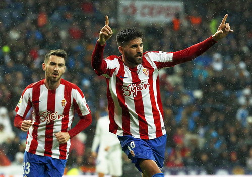 Carlos Carmona rút ngắn cách biệt cho Gijon