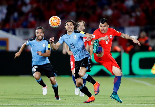 Edinson Cavani ghi bàn mở tỉ số cho Uruguay từ phút 17
