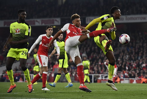 Chamberlain ghi cú đúp cho Arsenal trước Reading