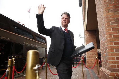 Van Gaal ra đi, Man United náo loạn