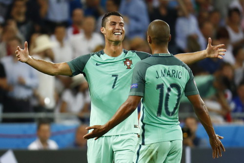 Ronaldo bùng nổ, Bồ Đào Nha vào chung kết