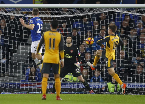 Seamus Coleman ung dung đ&aacute;nh đầu gỡ h&ograve;a 1-1