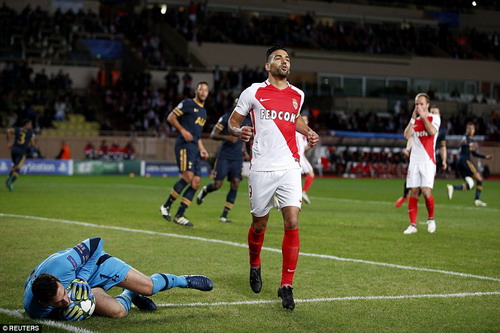 Falcao không thắng nổi thủ môn Lloris trên chấm 11m