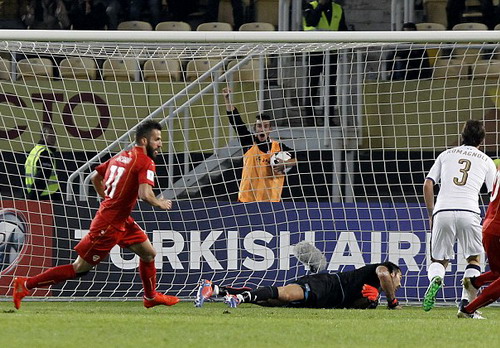 Ferhan Hasani ghi b&agrave;n v&agrave;o lưới Buffon