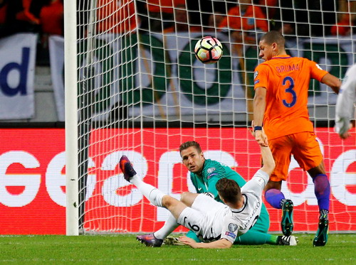 Kevin Gameiro uy hiếp khung thành Stekelenburg