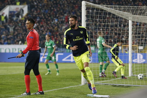 Ghi b&agrave;n gỡ h&ograve;a 2-2, Giroud ch&iacute;nh thức trở lại