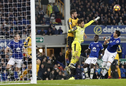 Giroud tấn c&ocirc;ng trước khung th&agrave;nh Stekelenburg