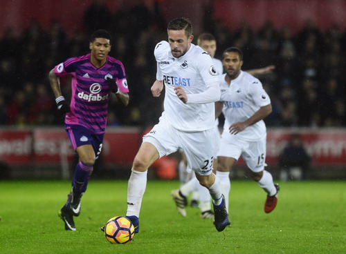 Gylfi Sigurdsson lập công cho Swansea