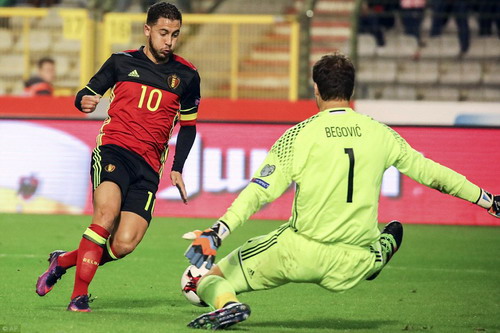 Eden Hazard đ&aacute;nh bại đồng đội Begovic ở Chelsea