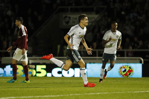 Ander Herrera nâng tỉ số cho Man United