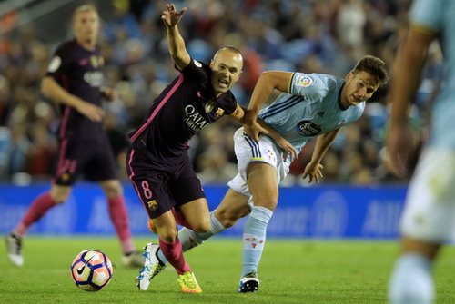 Iniesta thi đấu tỏa s&aacute;ng sau khi v&agrave;o s&acirc;n