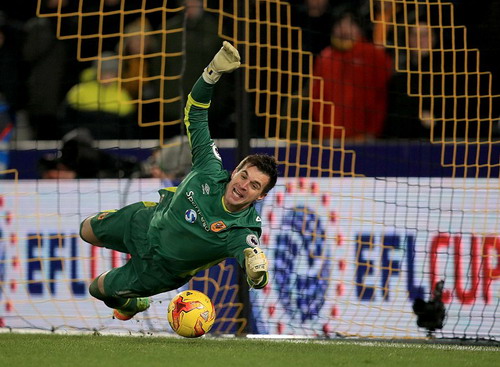 Thủ m&ocirc;n Jakupovic đẩy quả phạt lu&acirc;n lưu đầu ti&ecirc;n của Jonjo Shelvey