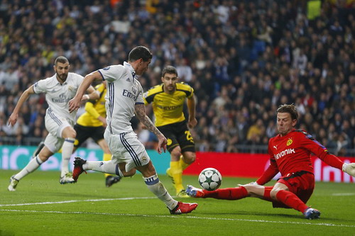 James Rodriguez đe dọa khung thành đội khách